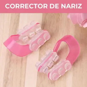 Par de moldeadores de nariz ergonómicos en color rosado y transparente con almohadillas circulares, sobre una superficie de madera clara.